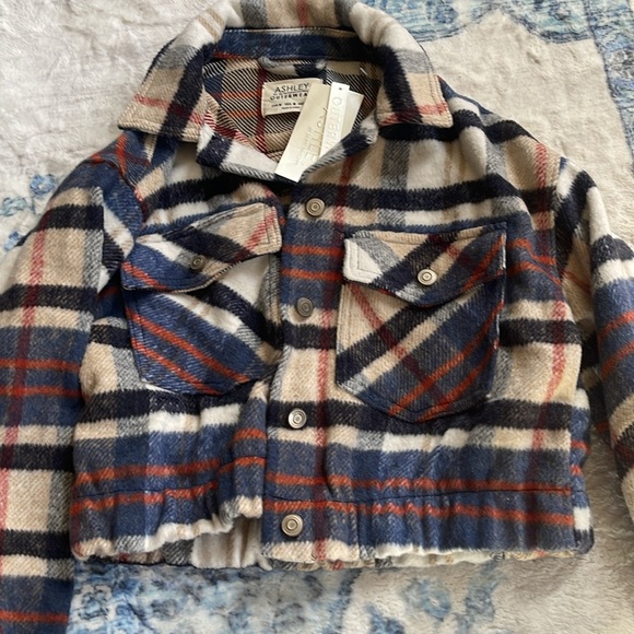Women’s size M Ashley cropped flannel button up shacket - Picture 2 of 3